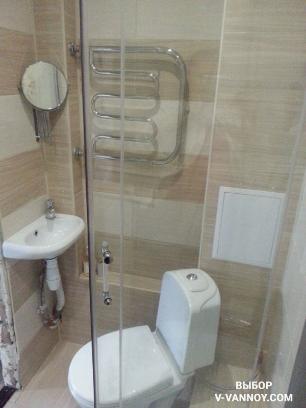 При объединении ванной с туалетом достаточно часто сантехнику располагают под углом, либо используют угловые модели (унитазов, раковин).