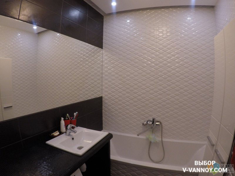 Пастельное панно маскирует ревизионный люк на стене, повторяя нежный фон пространства. Вдоль ванной выложен такой же декор в горизонтальном варианте. За счет сходной палитры, основные элементы отличаются по дизайну, но выглядят сплошным полотном.