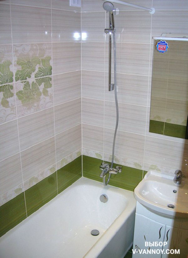 Умывальник и зеркало продолжаются над ванной. Плавные линии не создают препятствий, а полочку можно использовать для хранения банных принадлежностей.