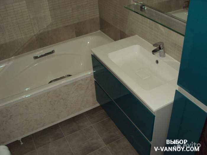 Сидячая модель ванной и стиральная машина с вертикальной загрузкой – оптимальный вариант совмещения разных функций в стесненном пространстве.