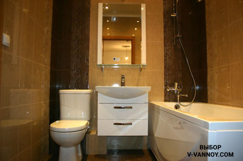 Мятно-зеленые стены ванной комнаты, в сочетании с белой отделкой и сантехникой, создают эффект свежести, а стеклянные дверки душевой разграничивают пространство функционально, не формируя визуальных преград. Такой способ отлично подходит для обустройства маленьких помещений.