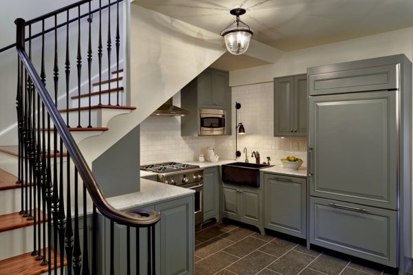 Одним из эффективных способов экономии пространства является размещение лестницы на второй этаж в нежилой зоне – на кухне.