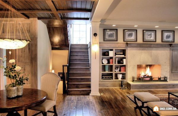 Кухня гостиная с открытой лестницей – оригинальное, функциональное дизайнерское решение.