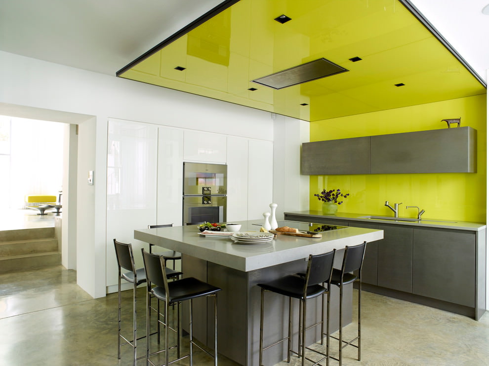 желтый потолок для кухни
