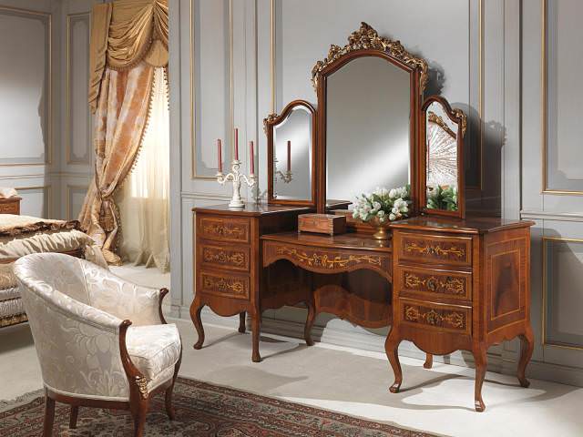 Стилистическое вливание мебели с зеркалом в старинном стиле в спальню