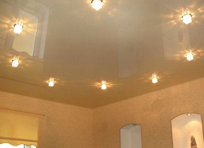 Минусы и плюсы натяжного потолка в нескольких уровнях для гостиной 