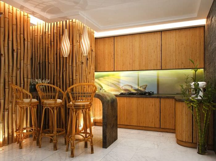 потолок с бамбуком в интерьере кухни