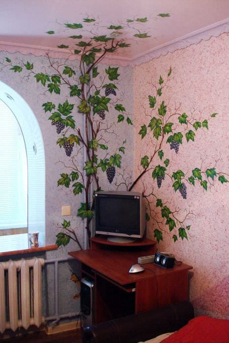 вариант красивого интерьера квартиры с декоративным рисунком на стене