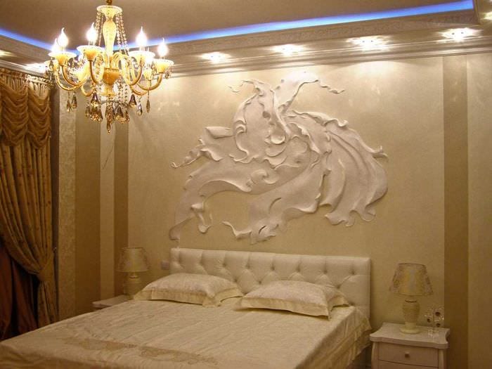 идея современного декора комнаты с декоративным рисунком на стене