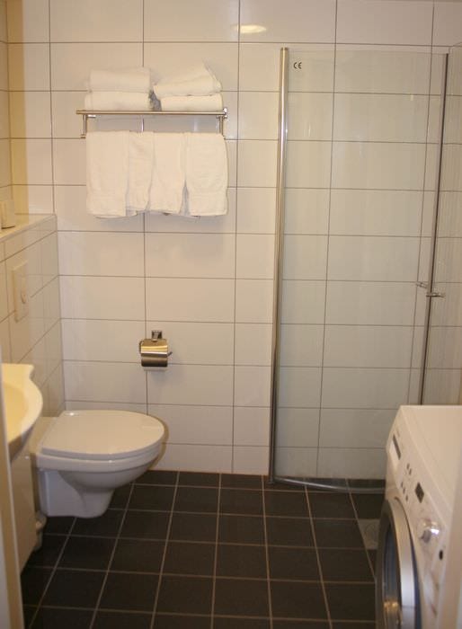 пример яркого стиля ванной комнаты в хрущевке