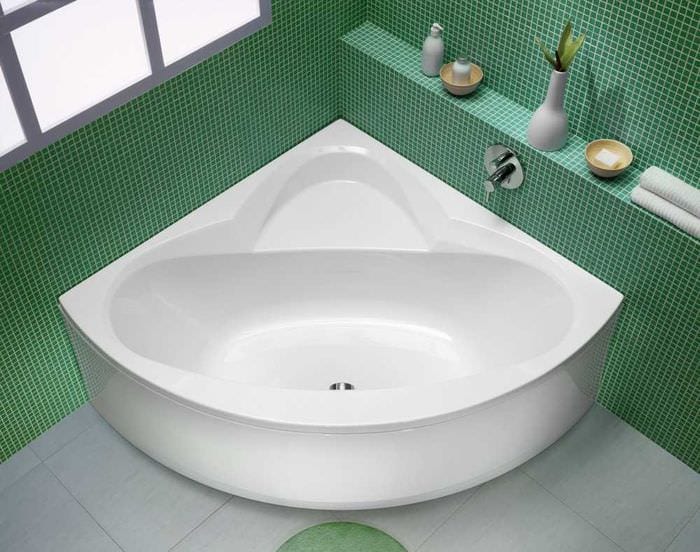 идея яркого стиля ванной с угловой ванной