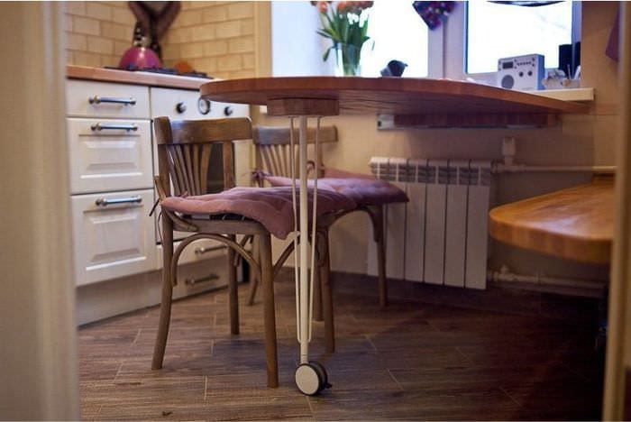 стол подоконник на кухне