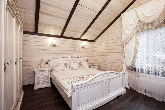 дизайн спальни в деревянном доме