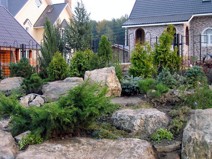 Крупные камни в ландшафтном дизайне частного сада