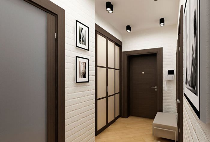 Белые стены из кирпича в дизайне небольшого коридора