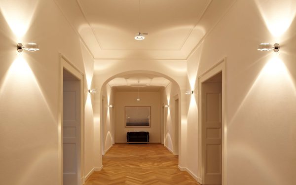А вот если в помещении низкие потолки, то освещение нужно направить вверх.