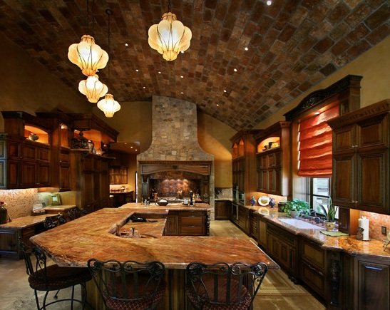 Уютная кухня с потолком из камня и использованием теплых тонов